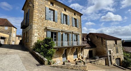 Maison de maître dans coeur de village typique périgourdin