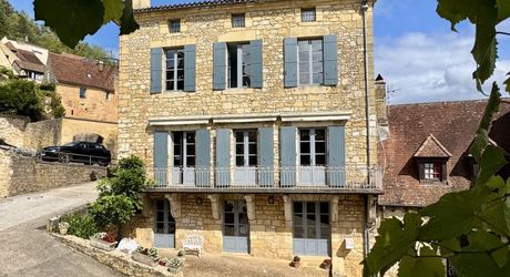 Maison de maître dans coeur de village typique périgourdin