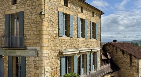 Maison de maître dans coeur de village typique périgourdin