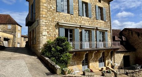 Maison de maître dans coeur de village typique périgourdin