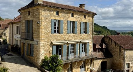 Maison de maître dans coeur de village typique périgourdin