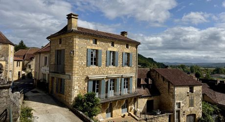 Maison de maître dans coeur de village typique périgourdin