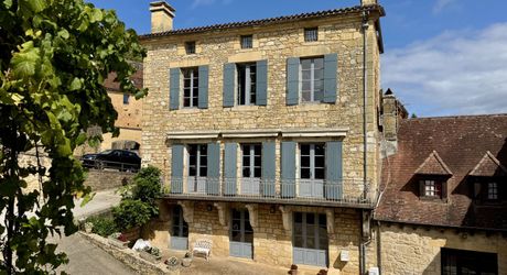 Maison de maître dans coeur de village typique périgourdin