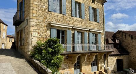 Maison de maître dans coeur de village typique périgourdin