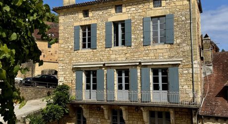 Maison de maître dans coeur de village typique périgourdin