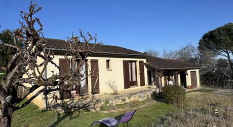 Maison contemporaine à vendre à SARLAT-LA-CANEDA, 104m², 4 chambres, garage, jardin, tout confort. 