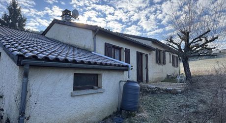Maison contemporaine à vendre à SARLAT-LA-CANEDA, 104m², 4 chambres, garage, jardin, tout confort. 