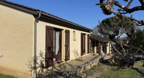 Maison contemporaine à vendre à SARLAT-LA-CANEDA, 104m², 4 chambres, garage, jardin, tout confort. 