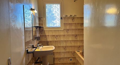 Maison contemporaine à vendre à SARLAT-LA-CANEDA, 104m², 4 chambres, garage, jardin, tout confort. 