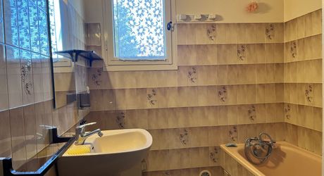 Maison contemporaine à vendre à SARLAT-LA-CANEDA, 104m², 4 chambres, garage, jardin, tout confort. 