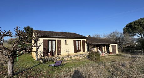 Maison contemporaine à vendre à SARLAT-LA-CANEDA, 104m², 4 chambres, garage, jardin, tout confort. 