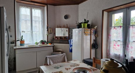 Maison de village avec cour, terrasse et garage.