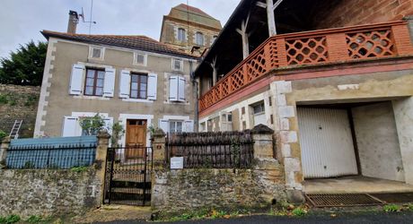 Maison de village avec cour, terrasse et garage.