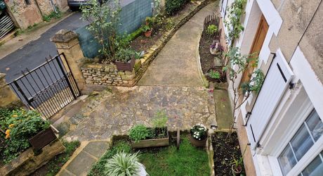 Maison de village avec cour, terrasse et garage.