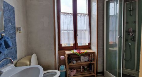 Maison de village avec cour, terrasse et garage.