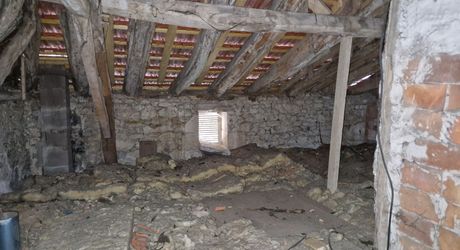 Maison de village avec cour, terrasse et garage.
