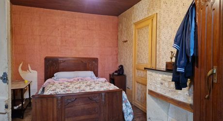 Maison de village avec cour, terrasse et garage.