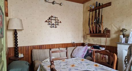 Maison de village avec cour, terrasse et garage.