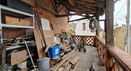 Maison de village avec cour, terrasse et garage.