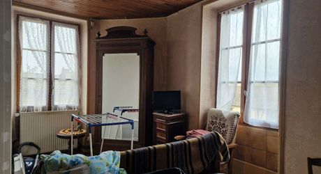 Maison de village avec cour, terrasse et garage.