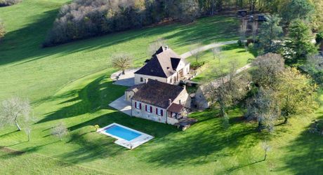 Propriété d'exception en Périgord Noir avec vue époustouflante, 5 chambres d'hôtes, 1 gîte avec 2 chambres, 1 studio, 1 piscine et 27 hectares de forêts et prairies