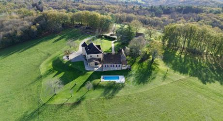 Propriété d'exception en Périgord Noir avec vue époustouflante, 5 chambres d'hôtes, 1 gîte avec 2 chambres, 1 studio, 1 piscine et 27 hectares de forêts et prairies