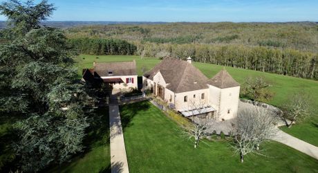 Propriété d'exception en Périgord Noir avec vue époustouflante, 5 chambres d'hôtes, 1 gîte avec 2 chambres, 1 studio, 1 piscine et 27 hectares de forêts et prairies