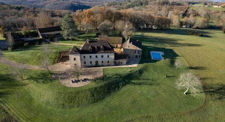 Luxury Estate in Périgord Noir: Stunning Views, Income Potential (Gîte/B&B), Pool, and 67 Acres of Private Land