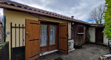 Maison de plain pied à renover sur 3678m2 en prairie et chênes.