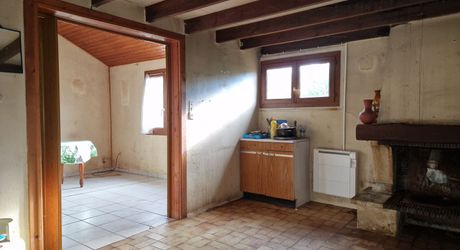 Maison de plain pied à renover sur 3678m2 en prairie et chênes.