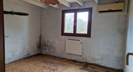 Maison de plain pied à renover sur 3678m2 en prairie et chênes.