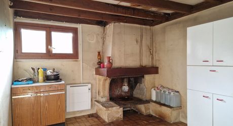 Maison de plain pied à renover sur 3678m2 en prairie et chênes.