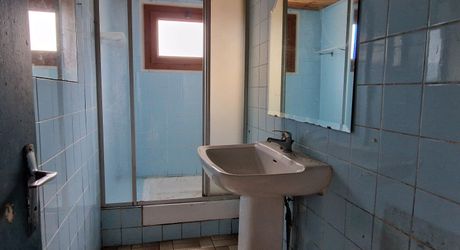 Maison de plain pied à renover sur 3678m2 en prairie et chênes.