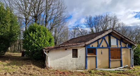 Maison de plain pied à renover sur 3678m2 en prairie et chênes.