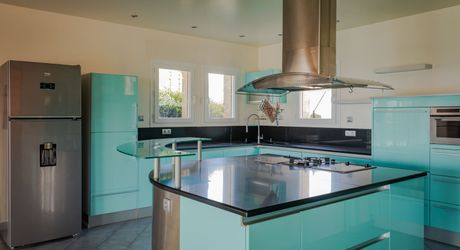 Demeure contemporaine, piscine intérieure, et terrain clos