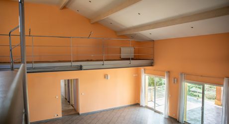 Demeure contemporaine, piscine intérieure, et terrain clos