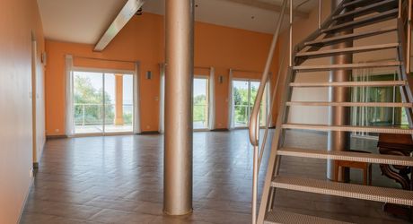 Demeure contemporaine, piscine intérieure, et terrain clos