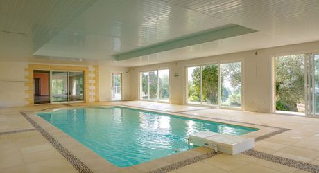 Demeure contemporaine, piscine intérieure, et terrain clos
