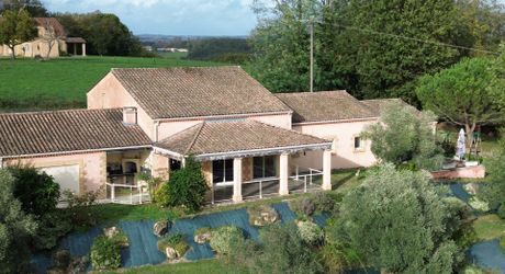 Demeure contemporaine, piscine intérieure, et terrain clos