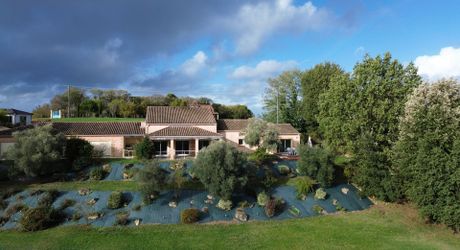 Demeure contemporaine, piscine intérieure, et terrain clos
