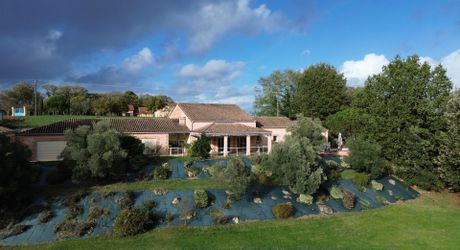 Demeure contemporaine, piscine intérieure, et terrain clos