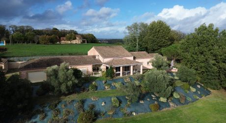 Demeure contemporaine, piscine intérieure, et terrain clos