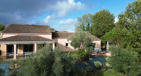 Demeure contemporaine, piscine intérieure, et terrain clos