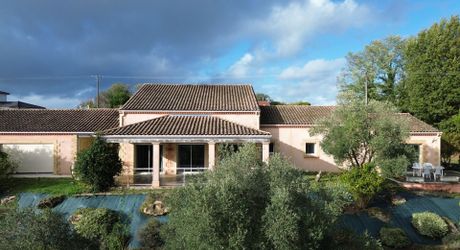 Demeure contemporaine, piscine intérieure, et terrain clos