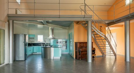 Demeure contemporaine, piscine intérieure, et terrain clos