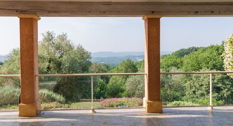 Demeure contemporaine, piscine intérieure, et terrain clos