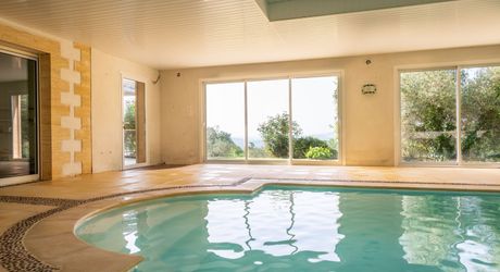 Demeure contemporaine, piscine intérieure, et terrain clos