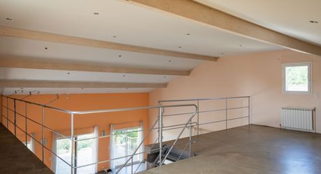 Demeure contemporaine, piscine intérieure, et terrain clos