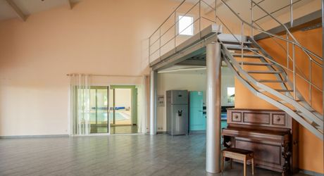 Demeure contemporaine, piscine intérieure, et terrain clos