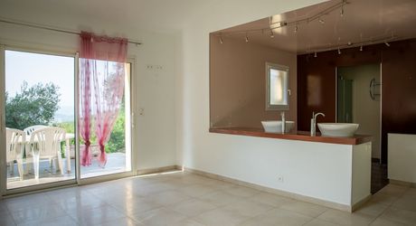 Demeure contemporaine, piscine intérieure, et terrain clos